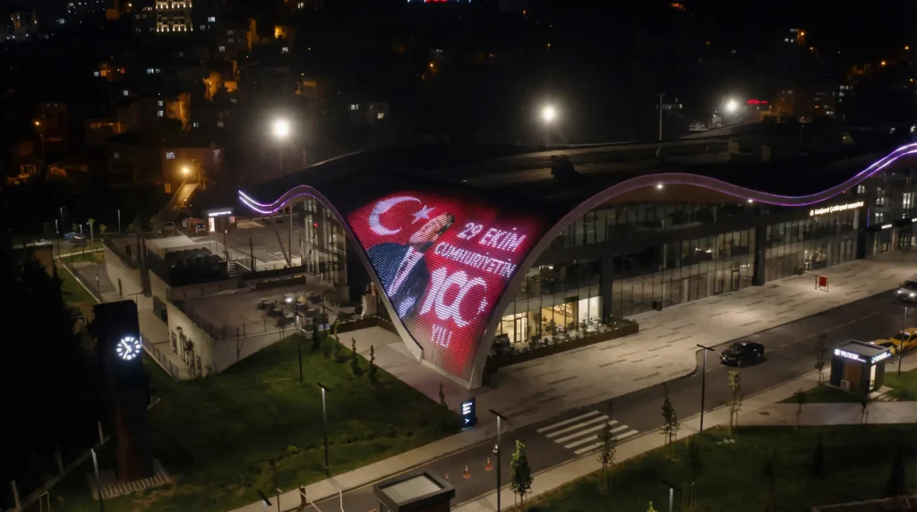 AIMTECH facade lighting ile Trabzon Otogar LED medya cephe ve piksel aydınlatma uygulamasının gece görünümü